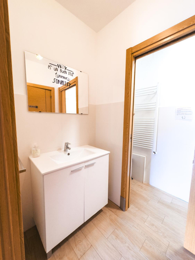 Bathroom 4, Albergue Estrella Guia, Navarra