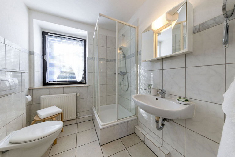 Bathroom 2, AMAYA Hotel & Suites, Heidekreis