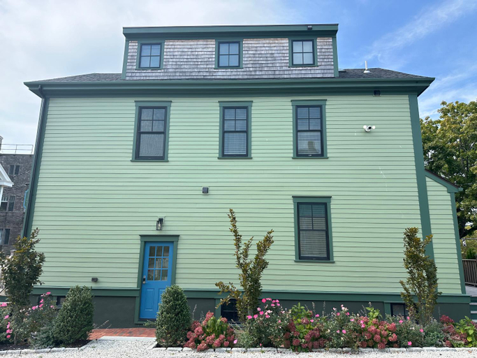 Exterior & Views