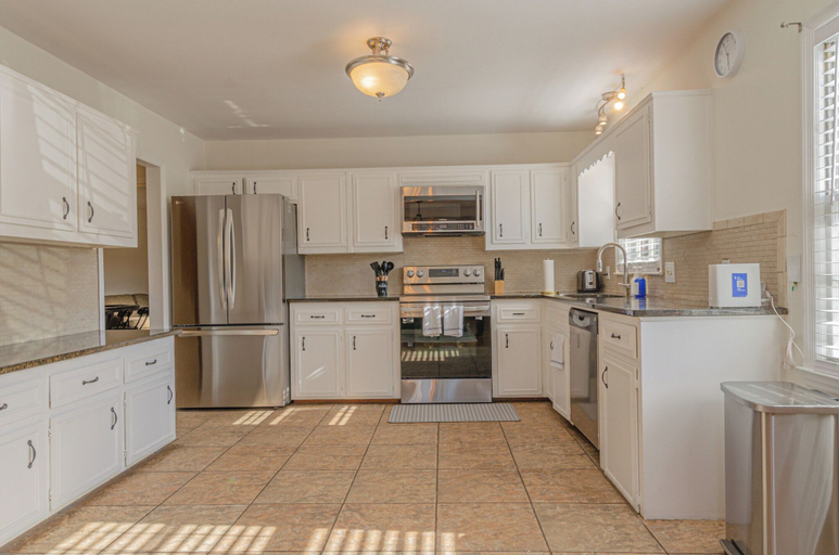 Private kitchen 4, Relaxing 3BR Getaway with Pool and games, Muscogee