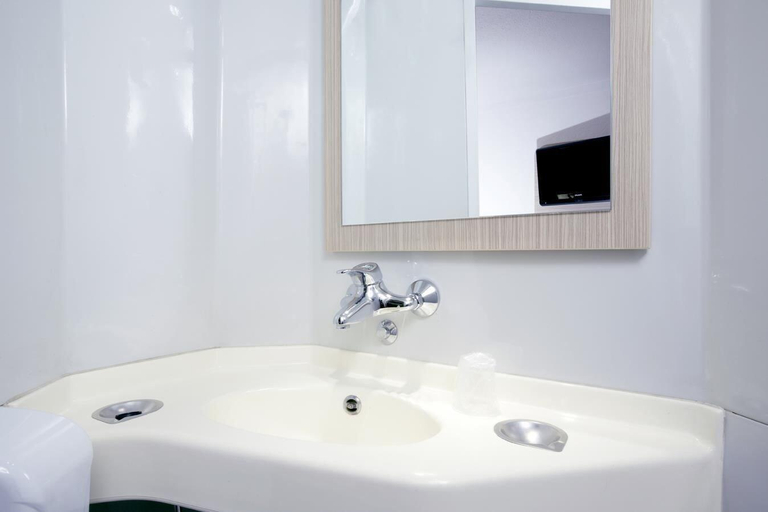 Bathroom 5, Premiere Classe Auxerre, Yonne
