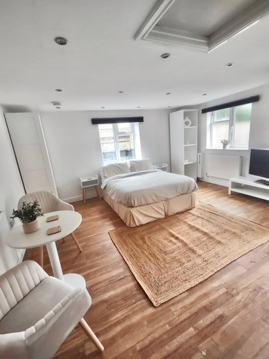 Others 5, Studio flat, West Sussex