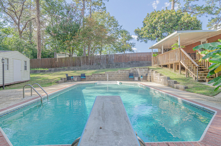 Outdoor pool 3, Modern Luxury Cottage with Pool, Muscogee