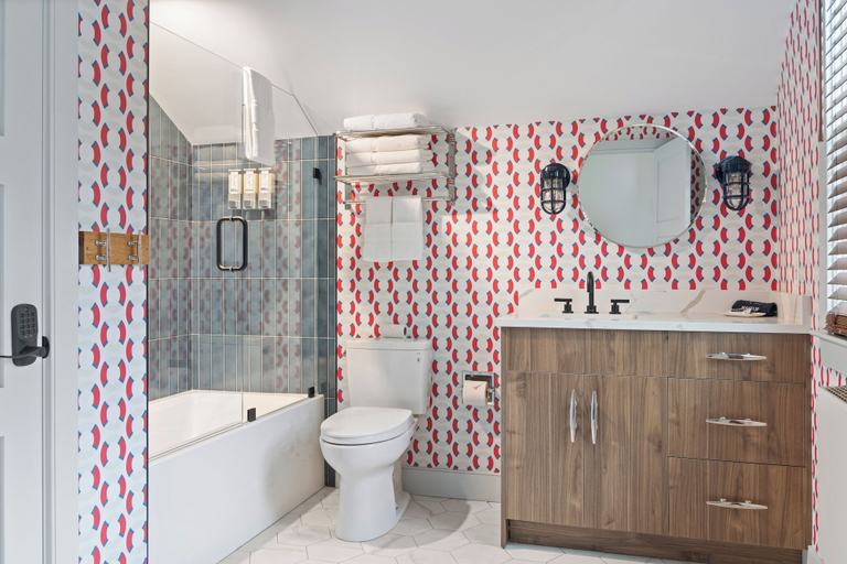 Bathroom 4, Cutwater Inn & Suites, Essex