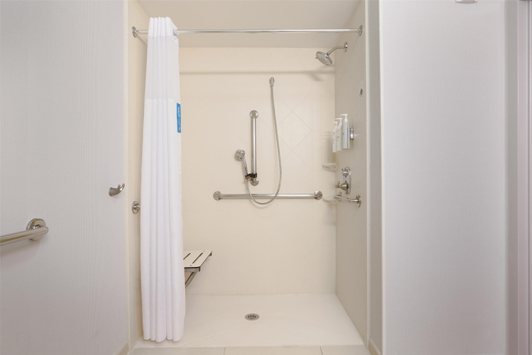 Bathroom 5, Hampton Inn & Suites Tulsa/Tulsa Hills, Tulsa