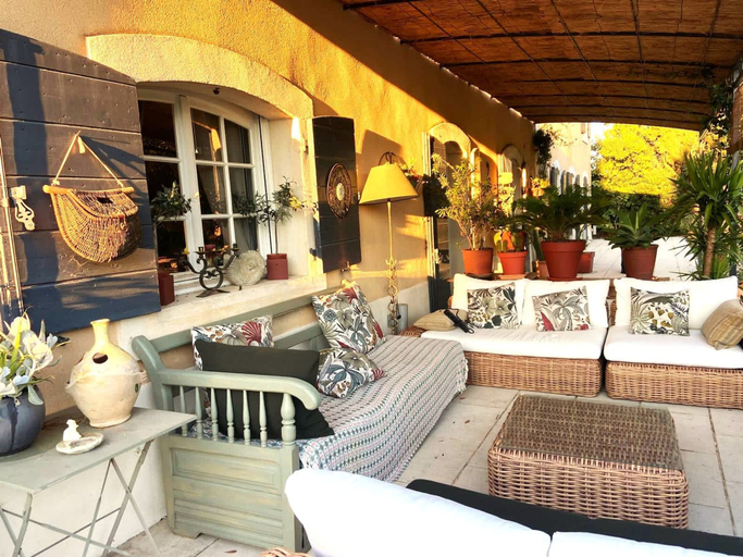 Room 4, Large Air-conditioned Villa in Arles, Bouches-du-Rhône