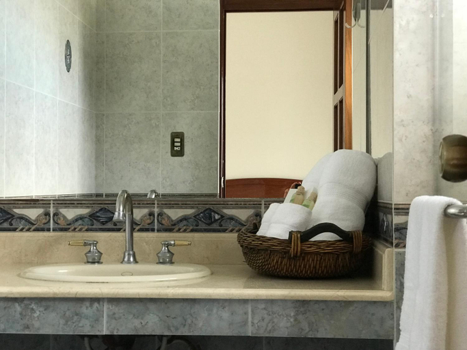 Bathroom 4, Hotel Belvedere, ZONA 15