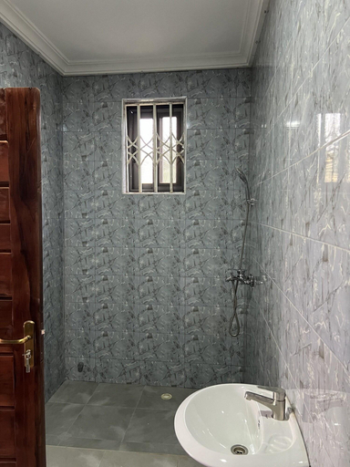 Bathroom 4, Serene Hostel Accra, Ga East