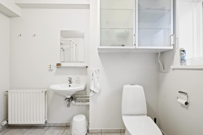Bathroom 4, Súlur Guesthouse 1, Akureyri