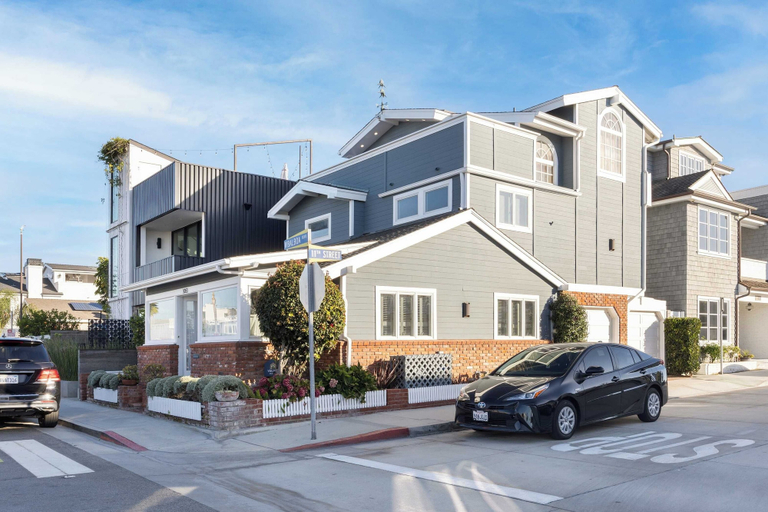 Exterior & Views 2, Twin Dolphins by Avantstay Steps to Beach Deck, Orange
