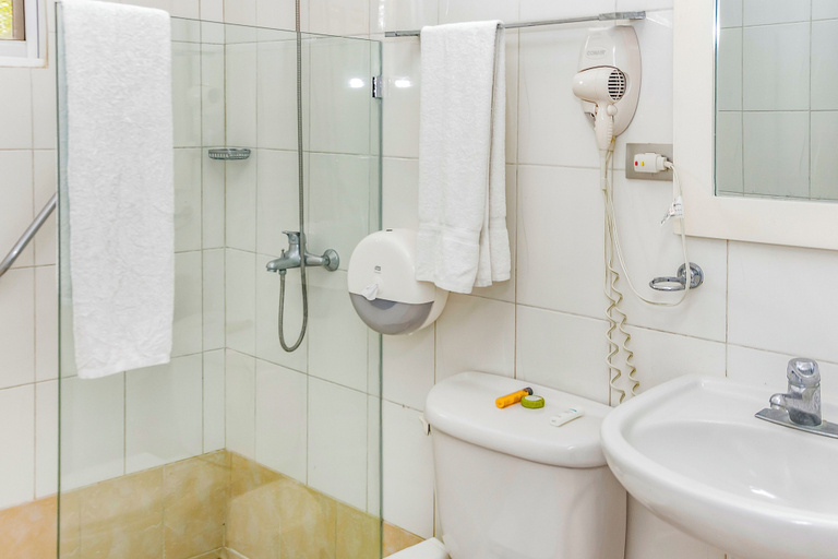 Bathroom 4, Hotel & Restaurant Chino, Santa Bárbara de Samaná