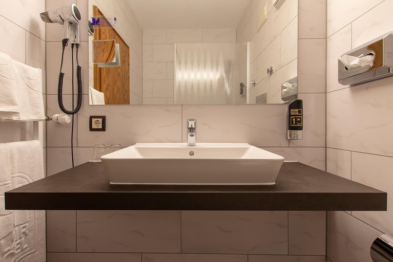 Bathroom 4, Flair-Hotel Zum Benediktiner, Kitzingen