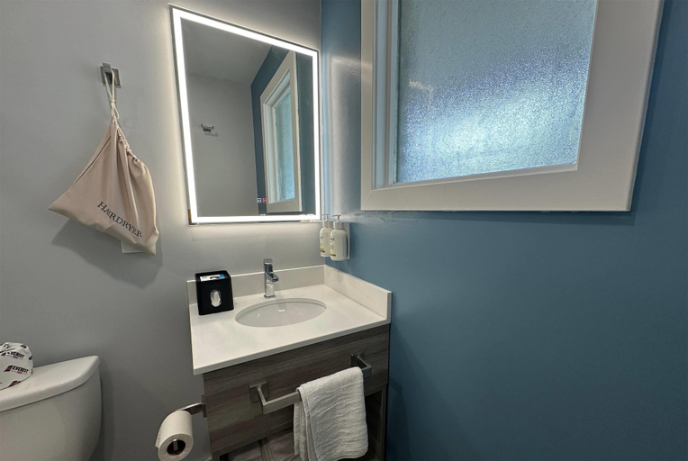 Bathroom 4, Travelodge by Wyndham Bracebridge, Muskoka