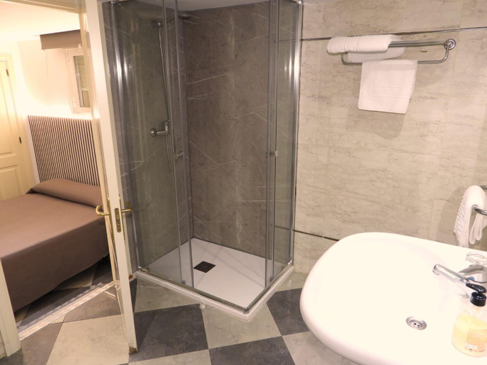 Bathroom 3, Hostal Henares, Madrid