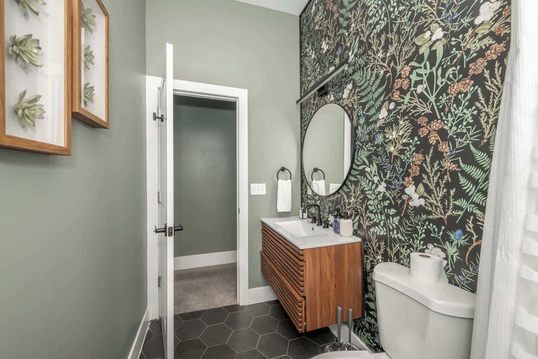 Bathroom 4, The Baymiller Row - For 6!, Hamilton