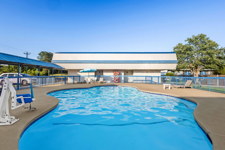 Sport & Beauty 5, Super 8 by Wyndham Commerce, Banks