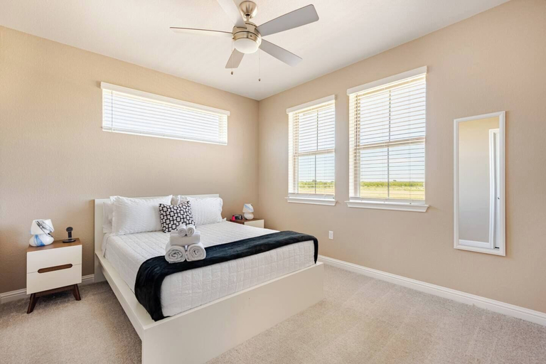 Bedroom 2, Luxury 2S Condo Hot Tub Gym Pool Airport, Travis