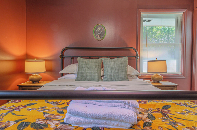 Room 2, Modern Luxury Cottage with Pool, Muscogee