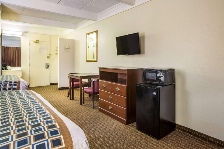 Bedroom 4, Super 8 by Wyndham Macon GA, Bibb