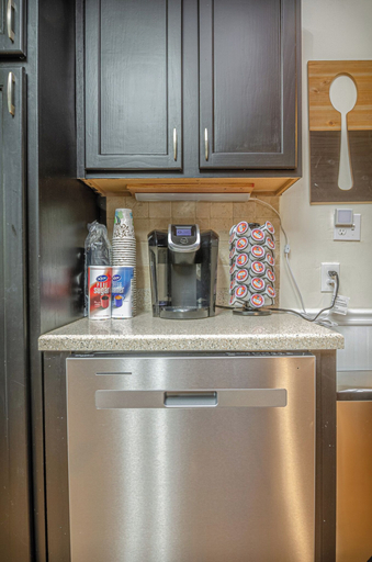 Private kitchen 4, Cozy Bungalow Retreat w FirePit & Grill, Muscogee