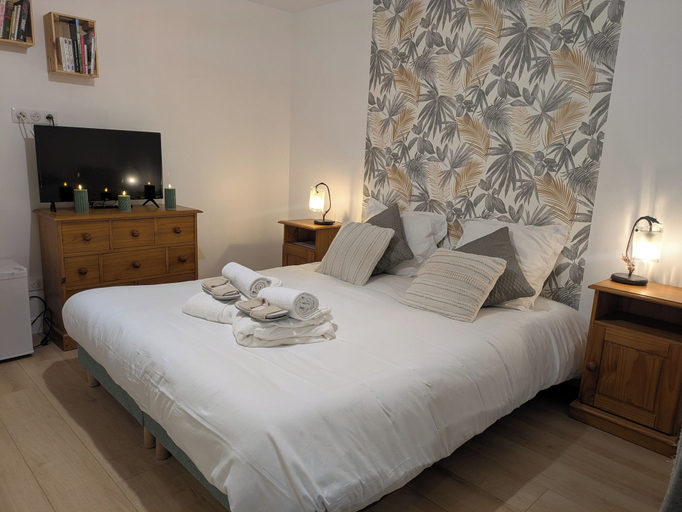 Bedroom 5, L'Escapade Nature et Gourmande, Chambres d'Hote avec Piscine, Gers