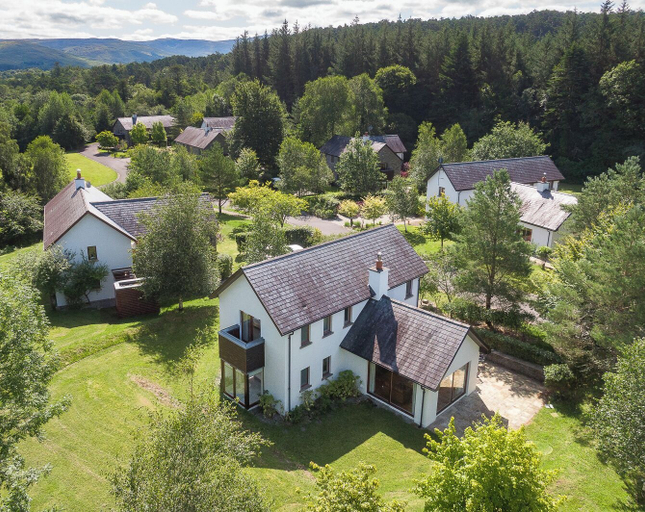 Room 3, Spacious Kenmare Home to Sleep 8 Free use of Pool Onsite