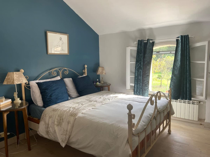 Room 5, Large Air-conditioned Villa in Arles, Bouches-du-Rhône