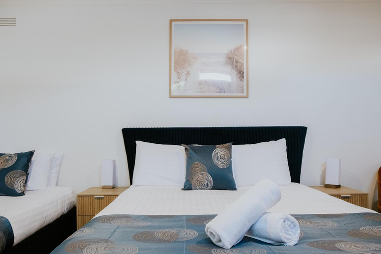 Bedroom 2, The Caledonian Inn, Moyne - South