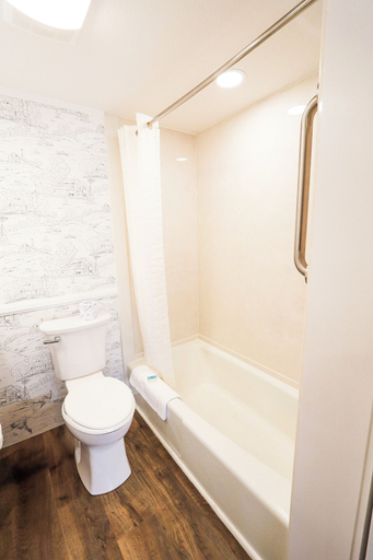 Bathroom 3, The Gillette, Sevier