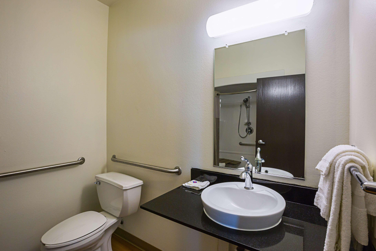 Bathroom 4, Motel 6 Grand Island, NE, Hall