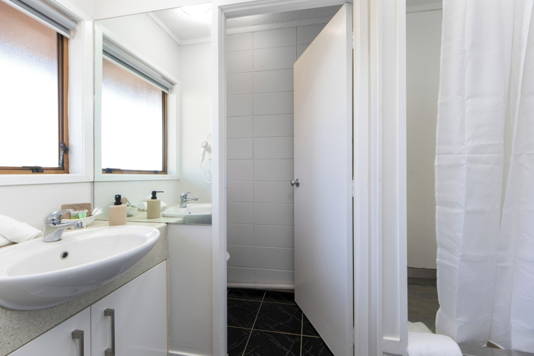Bathroom 4, Epsom Motel, Waitakere