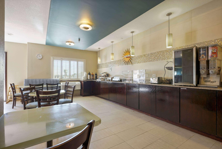 Food & Drinks 5, Baymont by Wyndham Henderson Northeast Denver, Adams