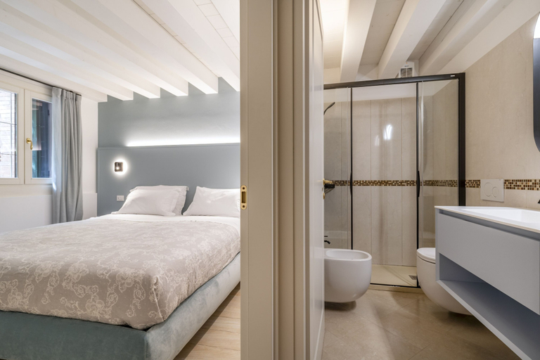 Room 2, The Blue Light by Wonderful Italy, Venezia
