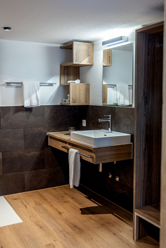 Bathroom 3, Hotel & Restaurant Bären, Wangen