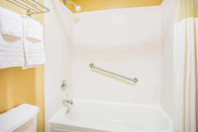Bathroom 3, Days Inn by Wyndham Athens, McMinn