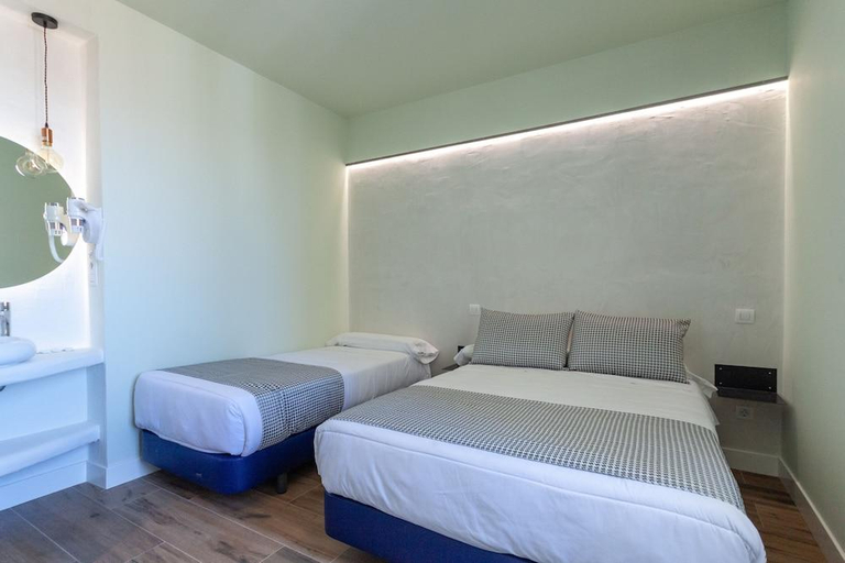 Bedroom 4, Hostal Charlotte-Gran Via, Madrid