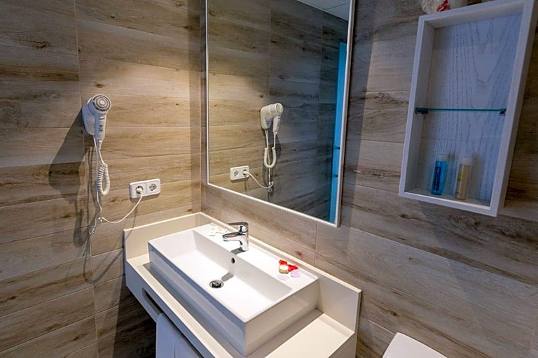 Bathroom 5, R2 Veronica, Baleares
