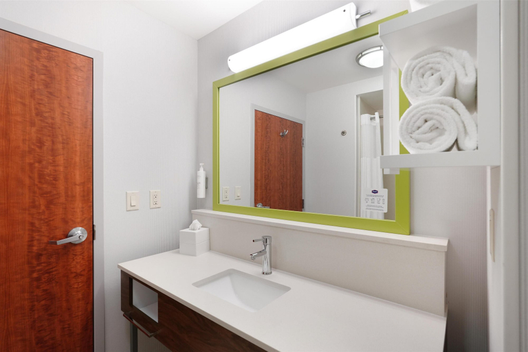 Bathroom 5, Hampton Inn & Suites Tulsa/Tulsa Hills, Tulsa