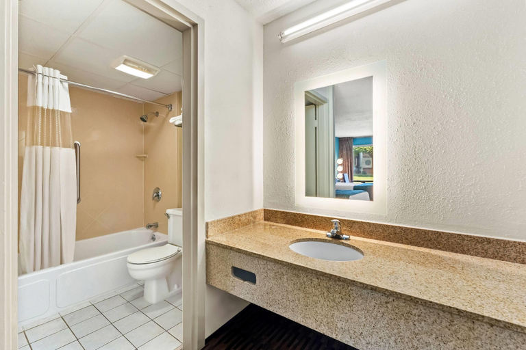 Bathroom 4, Howard Johnson by Wyndham Albany, Albany