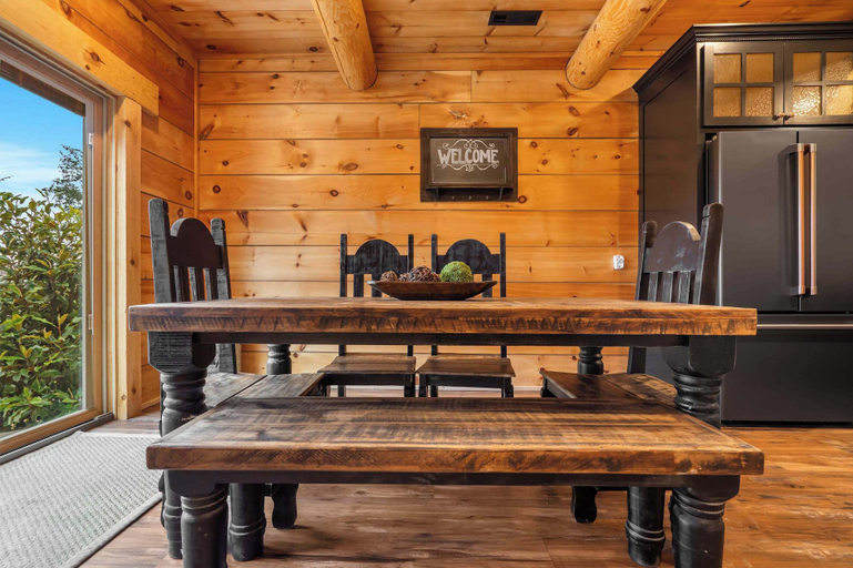 Dining, Buffalo Lodge - Stay for 8, Taney