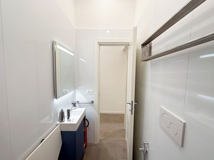 Bathroom 2, Splendor Eternal 3BR Apartment, Roma