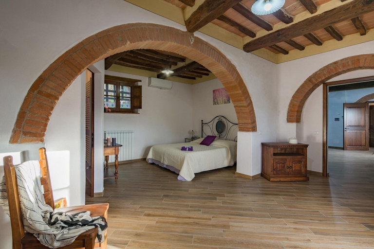 Room 5, Farmhouse in Tuscany With Pool and Hill Views, Arezzo