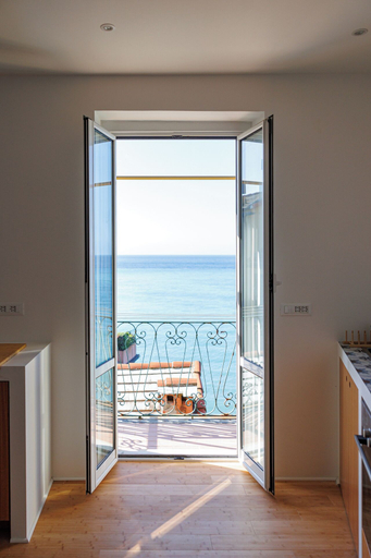 Others 5, Newly Renovated Ocean View Flat, Genova