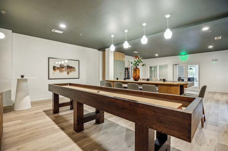 Food & Drinks 5, Landing Weston Lakeside Apartments, Wake