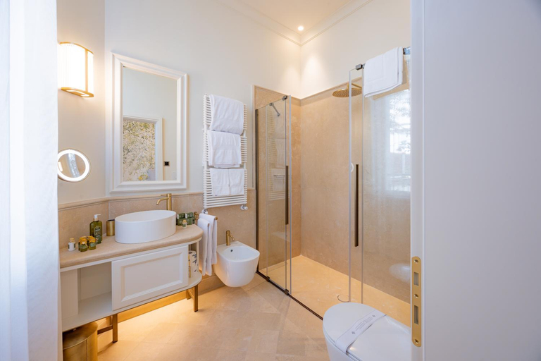 Bathroom 3, Hotel Belvedere, Lucca