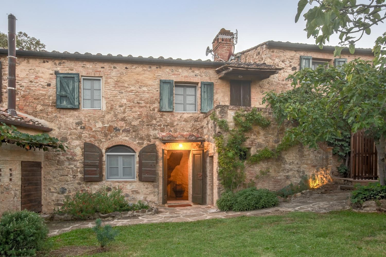 Exterior & Views