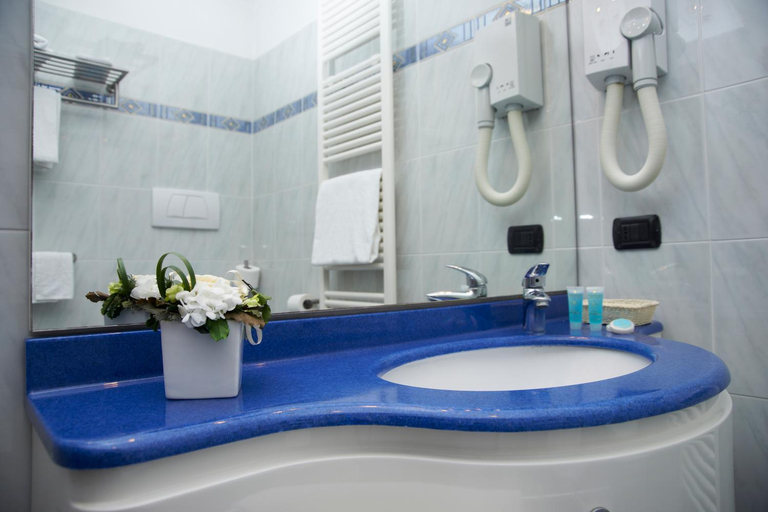 Bathroom 4, Hotel La Bussola, Novara