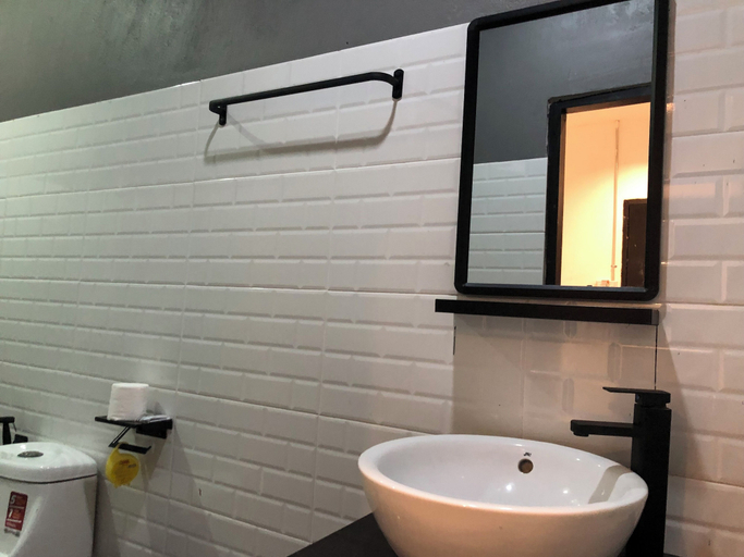 Bathroom 4, Funkymonkey Cafe&hostel, Vientiane