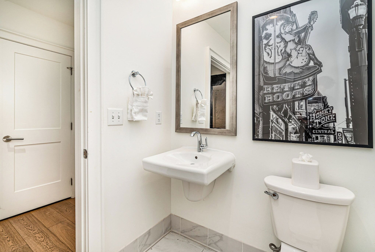 Bathroom 4, The Saddlery - Mic Drop - Walk to Broadway, Davidson