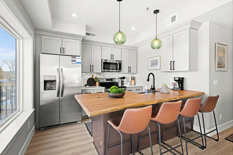 Private kitchen 4, Dragestil 715 Duluth Condos, Lake Superior